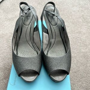 Life Stride pewter dress shoes